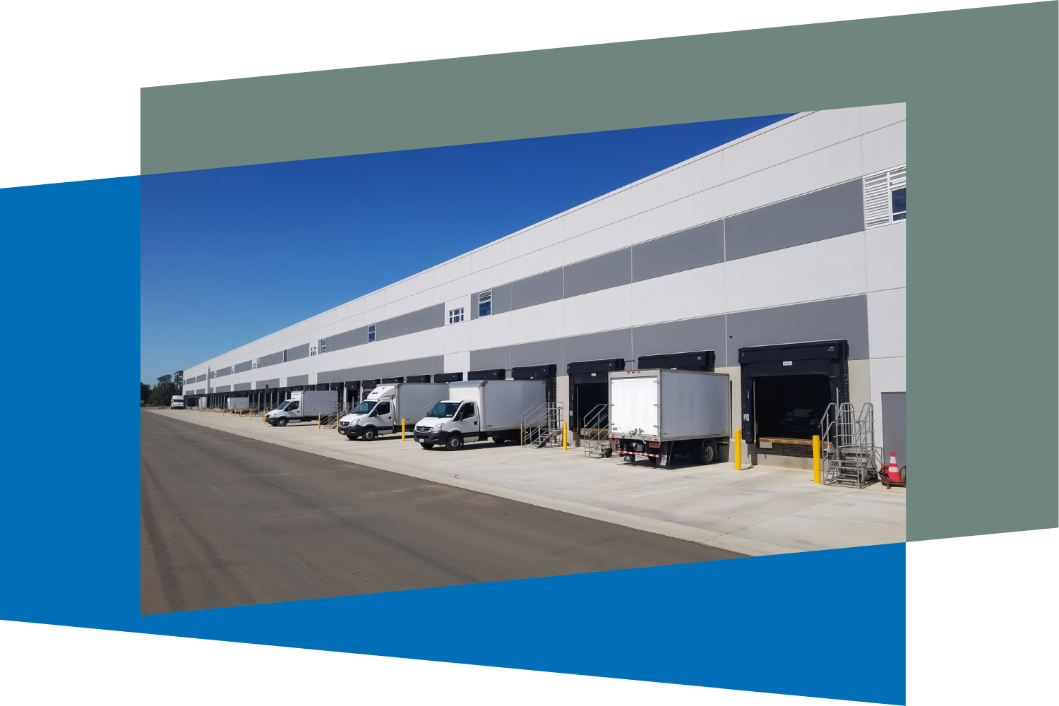 Afbeelding van een magazijn met verschillende dockingsstations. Bij sommige docks staat een vrachtwagen in of uit te laden.