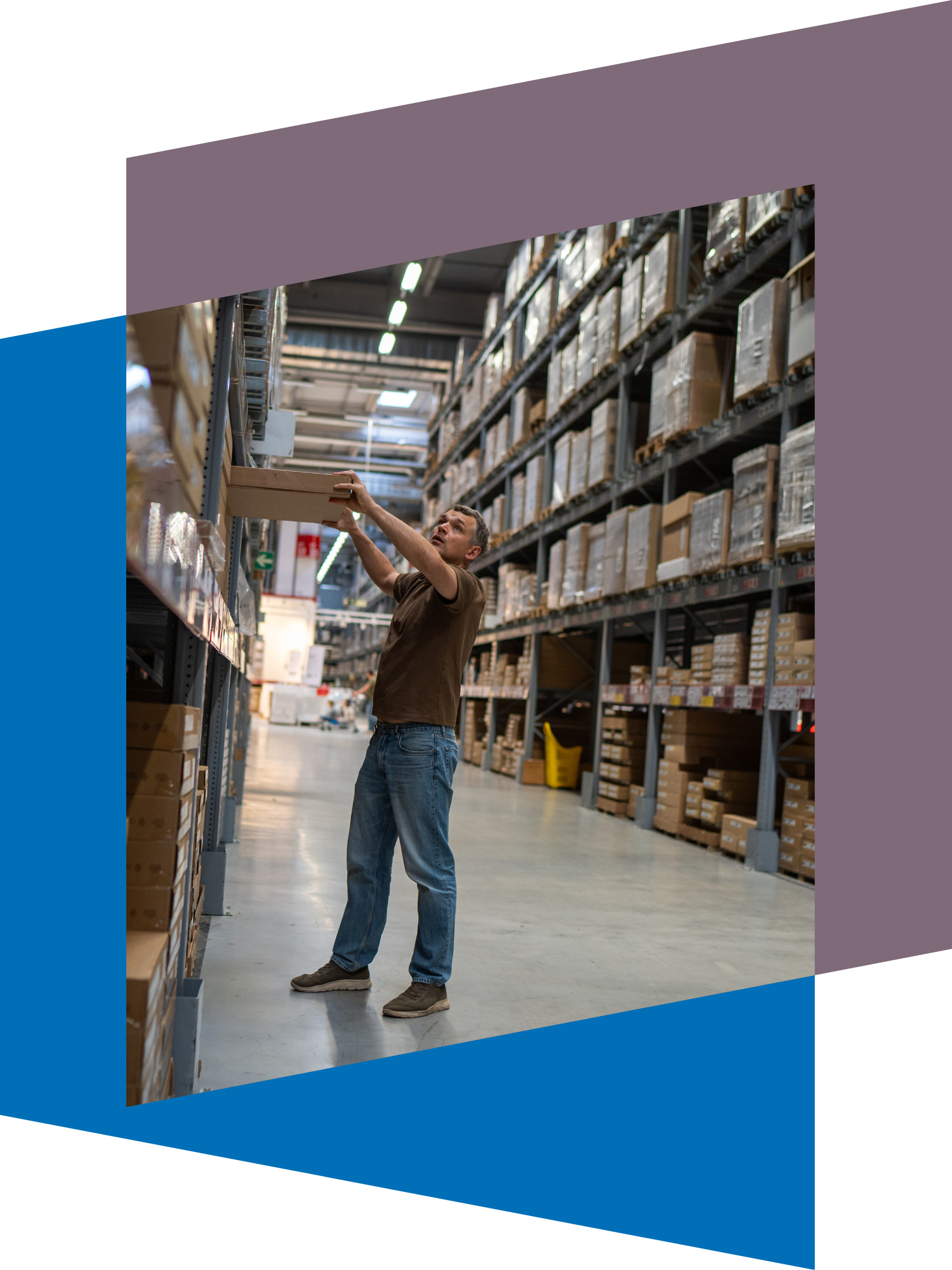 Magazijnomgeving met een persoon die een pakket uit een stelling haalt, met lange gangen en volle schappen op de achtergrond.