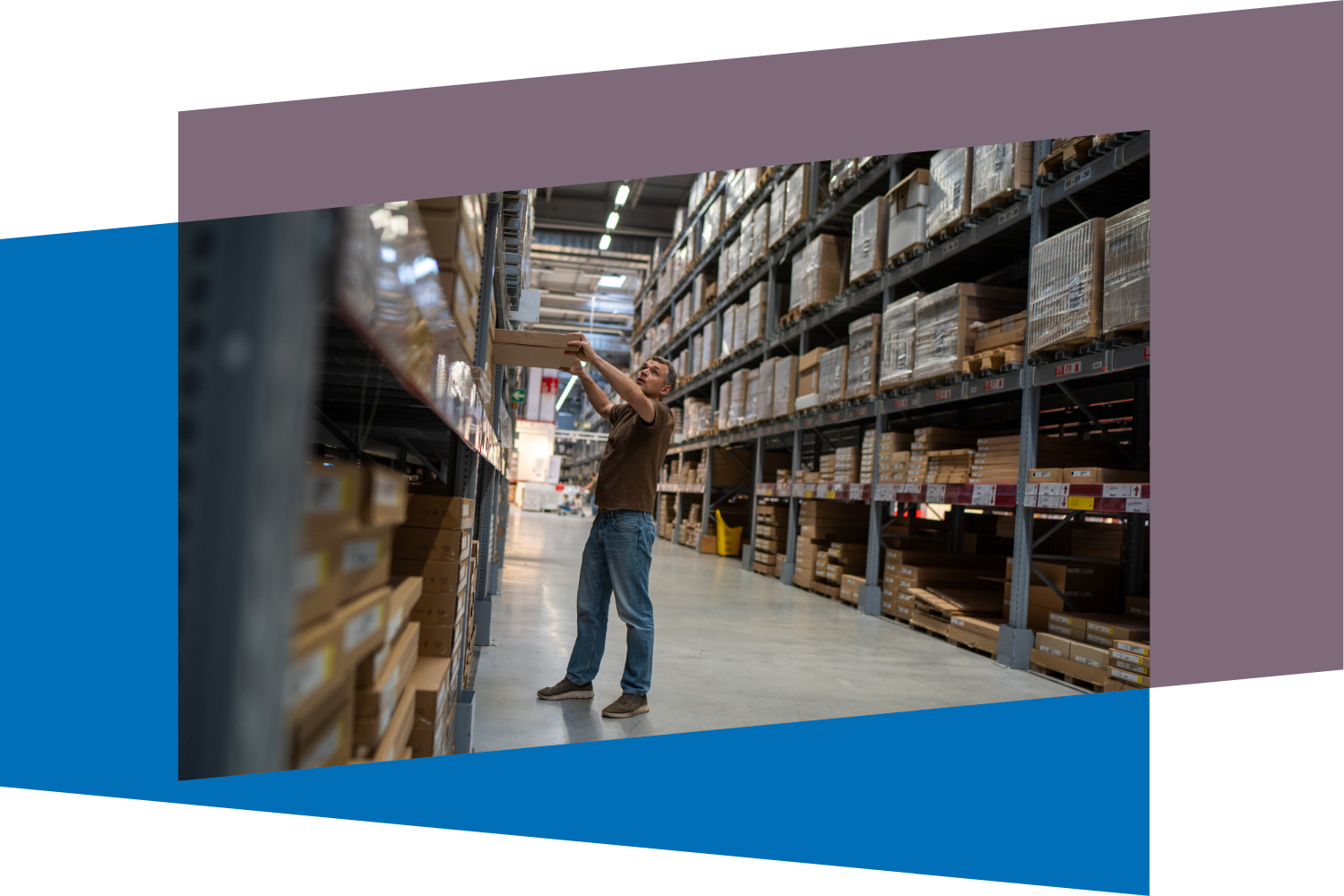 Magazijnomgeving met een persoon die een pakket uit een stelling haalt, met lange gangen en volle schappen op de achtergrond.